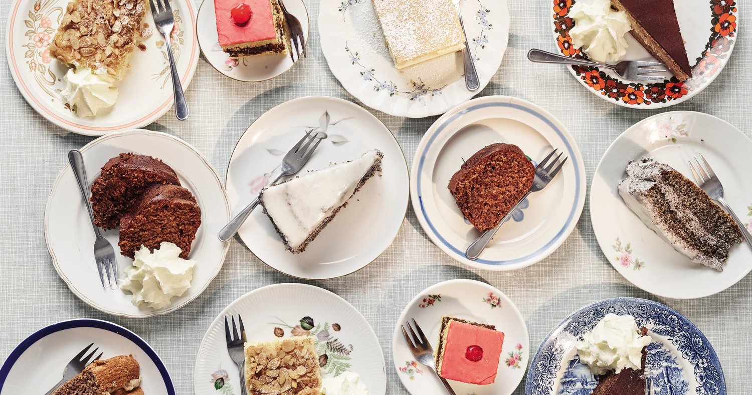 Auswahl an hausgemachten Kuchen und Mehlspeisen im zeitgenössischen Wiener Kaffeehaus Vollpension