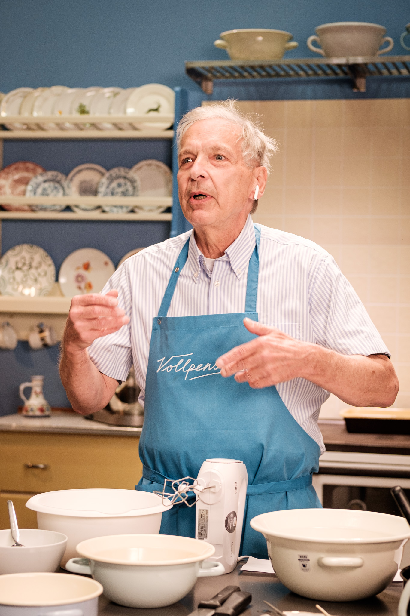 Opa Johannes beim Erklären im Live Backkurs im Backademie Studio