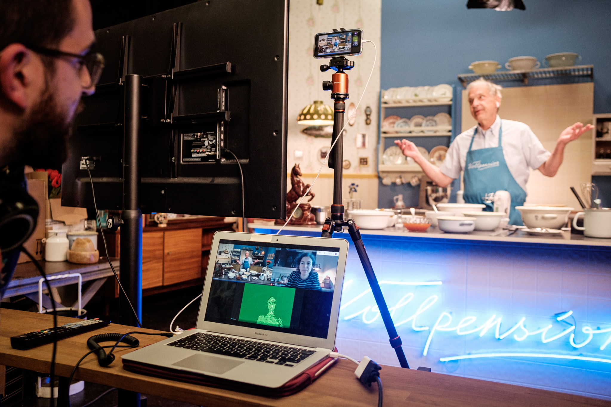 Making of Live Backkurs mit Opa Johannes mit einem Bildschirm und Mitarbeiter im Vordergrund