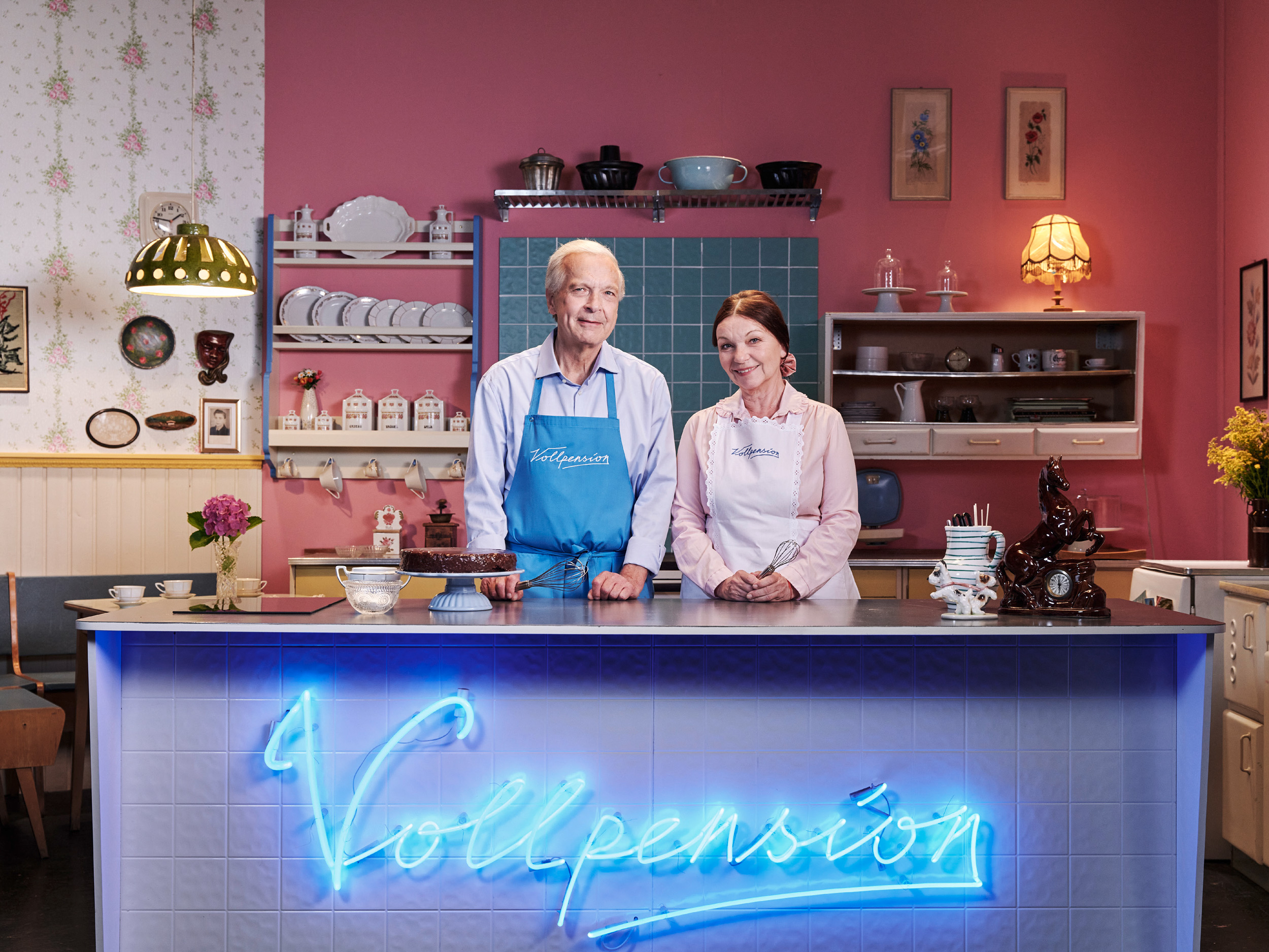 Seniorinnen unterrichten vegane Backkunst in der Vollpension Backademie, der ersten Oma-Backschule der Welt