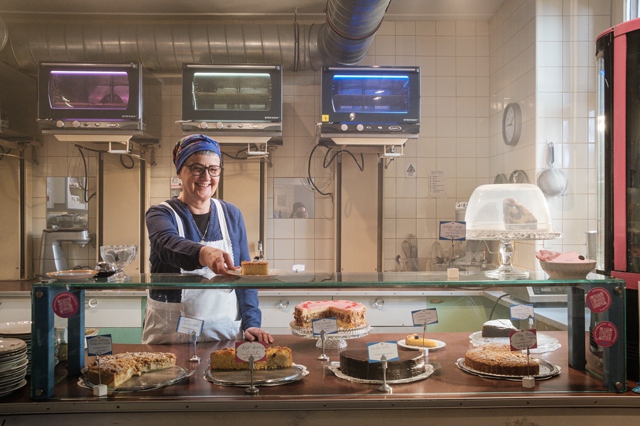 Oma Resi präsentiert frische Kuchen und lebt gelebte Mehlspeisen-Demokratie in der Vollpension Wien