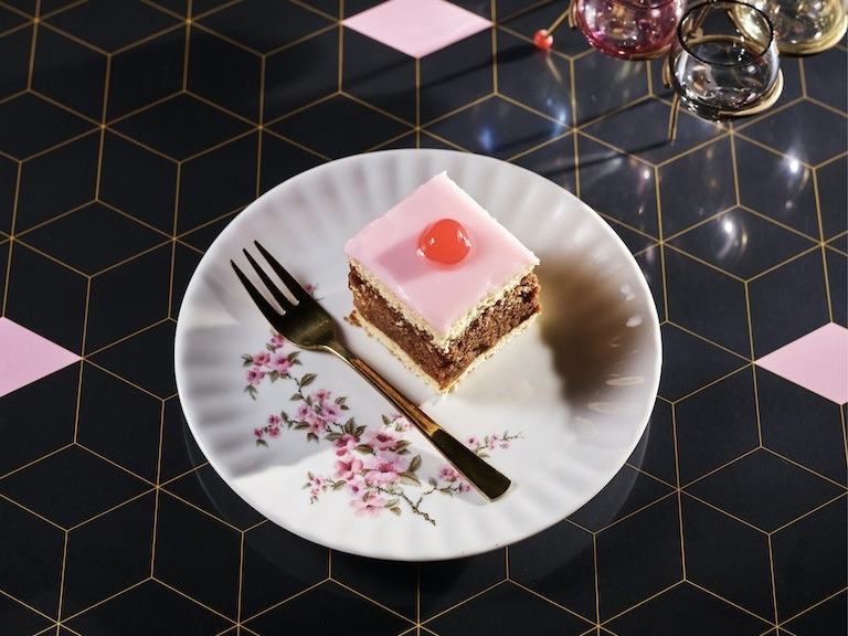 Pink Punschkrapferl with rum glaze on a tray – baking course at Vollpension Vienna