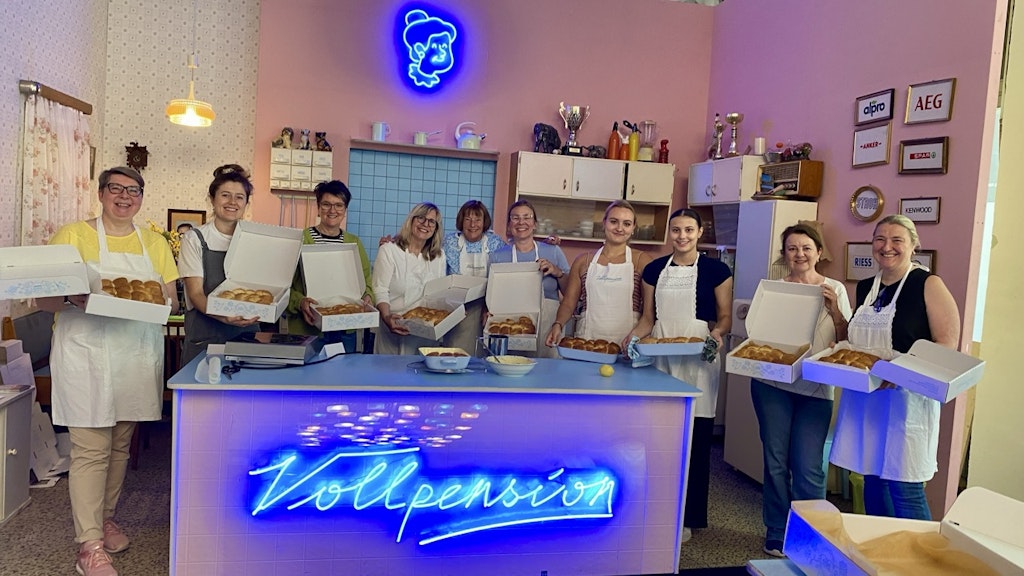 Group baking experience at Vollpension Vienna – hands-on pastry making with grandmothers and grandfathers