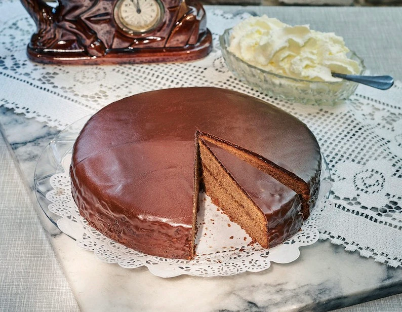 Fertige Sachertorte mit Schokoladenglasur im Anschnitt – Backkurs bei Vollpension Wien