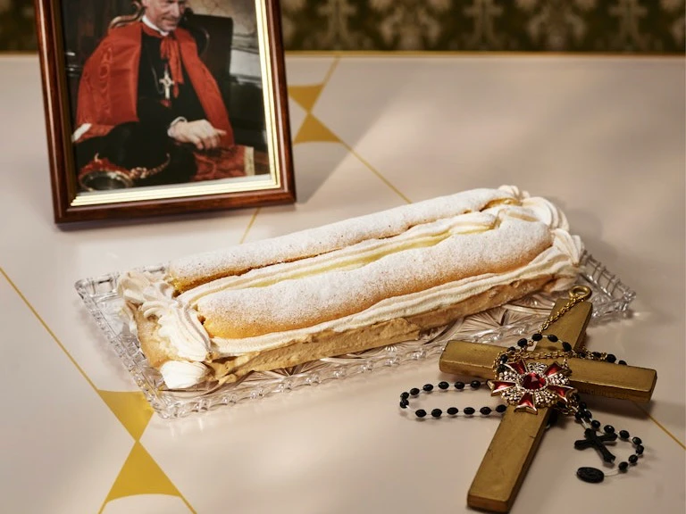 Kardinalschnitte mit Mokkacreme auf Teller – Backkurs bei Vollpension Wien