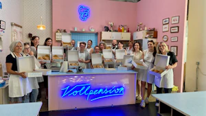 Baking course at Vollpension Vienna – grandmother teaching participants in the open kitchen