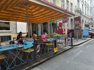 Vollpension Johannesgasse Punschkrapferl Fotospot im Gastgarten