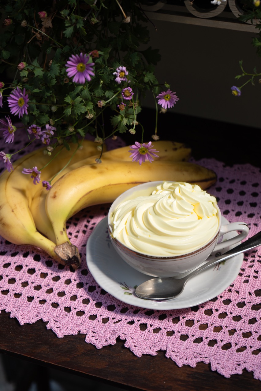 Cappuccino-Tasse mit veganer Bananen-Schlagobershaube in der Vollpension