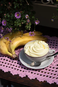 Cappuccino-Tasse mit veganer Bananen-Schlagobershaube in der Vollpension