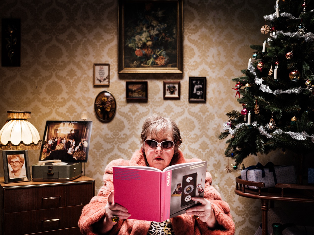 Frau Kathrin mit dem OMA2412 Weihnachtsbackbuch der Vollpension