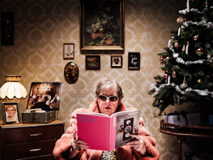 Frau Kathrin mit dem OMA2412 Weihnachtsbackbuch der Vollpension