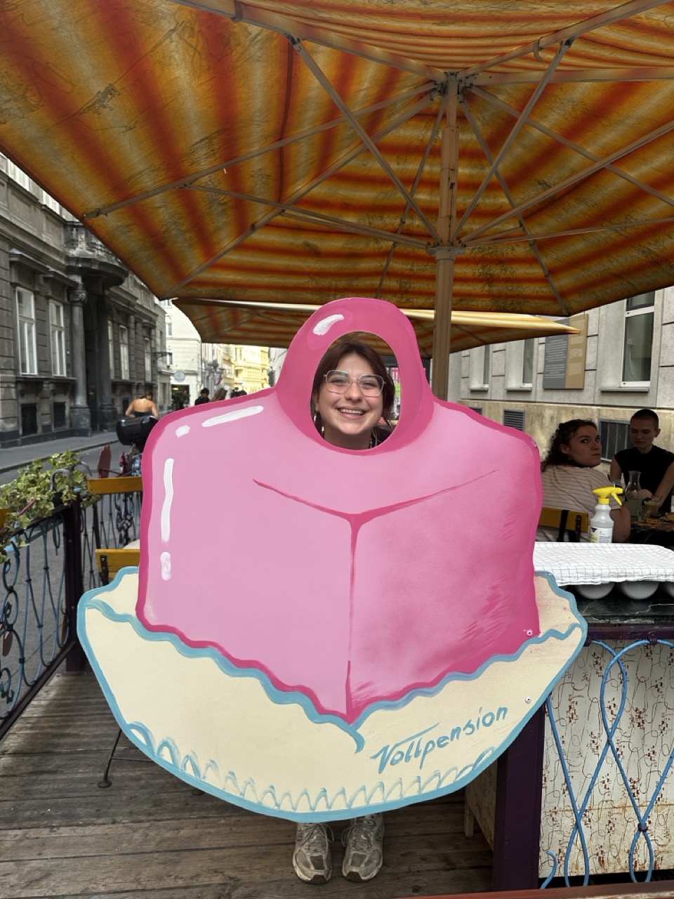 Vollpension Johannesgasse Punschkrapferl Fotospot im Gastgarten