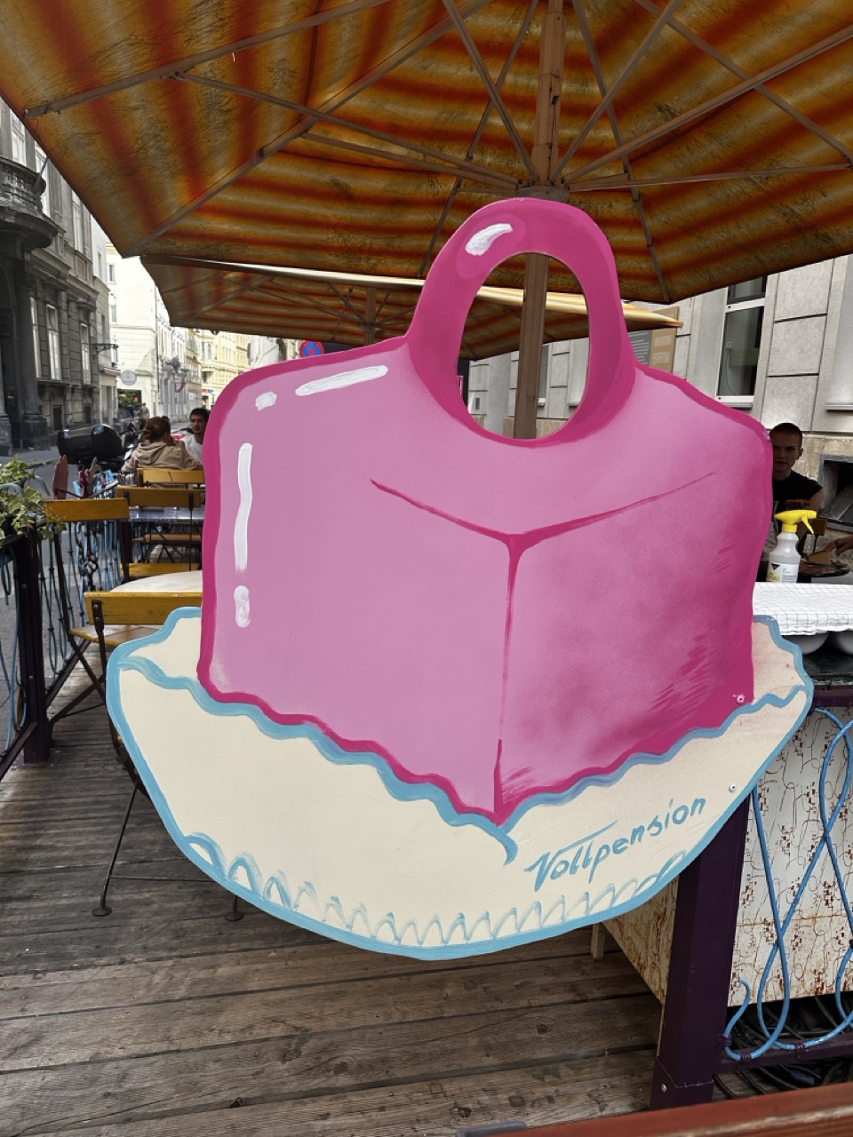 Vollpension Johannesgasse Punschkrapferl Fotospot im Gastgarten