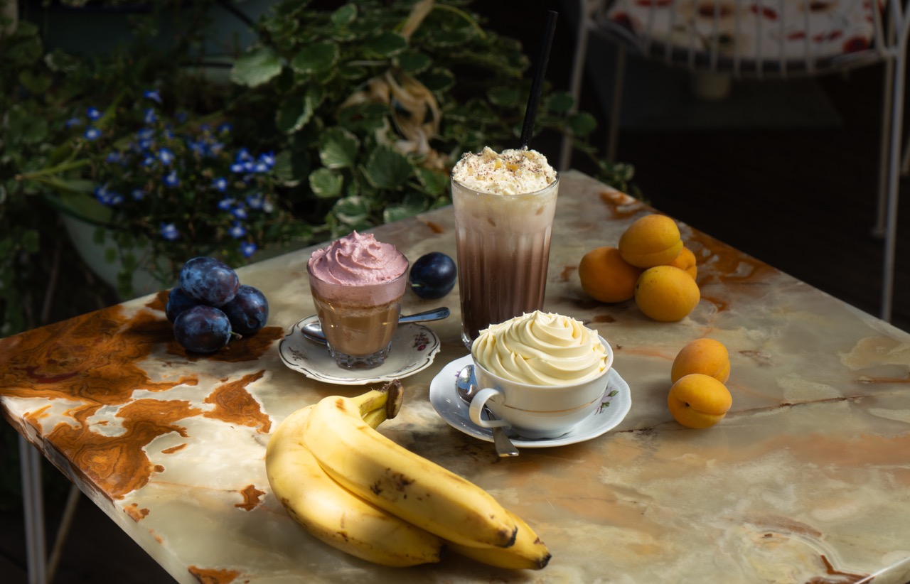 Drei sommerliche Kaffeegetränke mit Schlagobershaube im Generationencafé Vollpension
