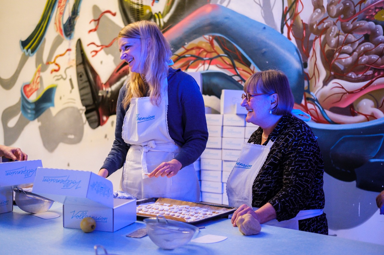 Teilnehmer:innen beim Keksbackkurs im Rahmen einer Weihnachtsfeier und eines Teambuilding-Events im Social Business Generationencafé Vollpension Wien.