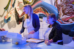 Teilnehmer:innen beim Keksbackkurs im Rahmen einer Weihnachtsfeier und eines Teambuilding-Events im Social Business Generationencafé Vollpension Wien.