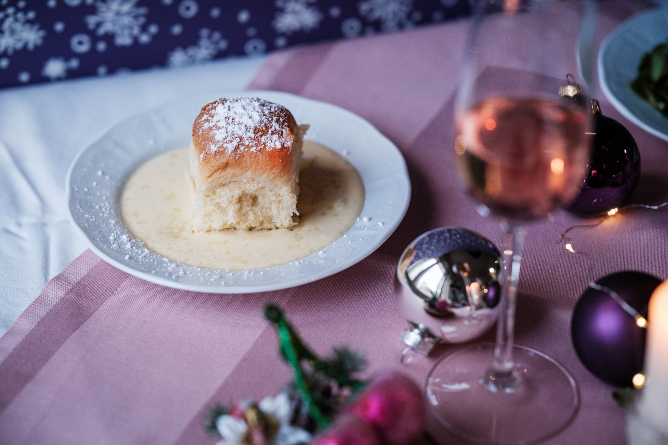 Eine traditionelle Wiener Buchtel nach Familienrezept auf einem festlich dekorierten Tisch für Firmenweihnachtsfeiern im Social Business Generationencafé Vollpension.