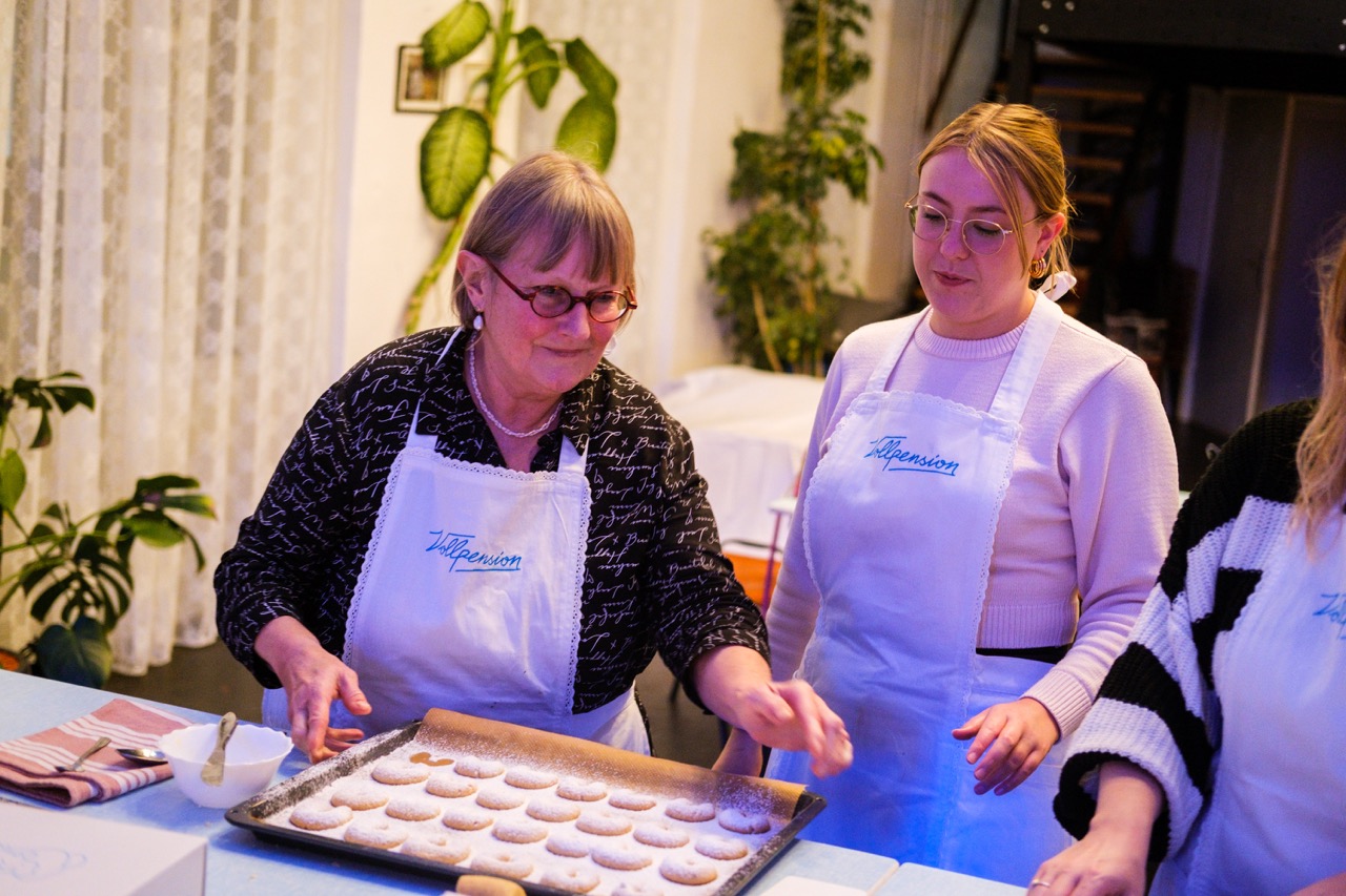 Teilnehmer:innen beim Keksbackkurs im Rahmen einer Weihnachtsfeier und eines Teambuilding-Events im Social Business Generationencafé Vollpension Wien.