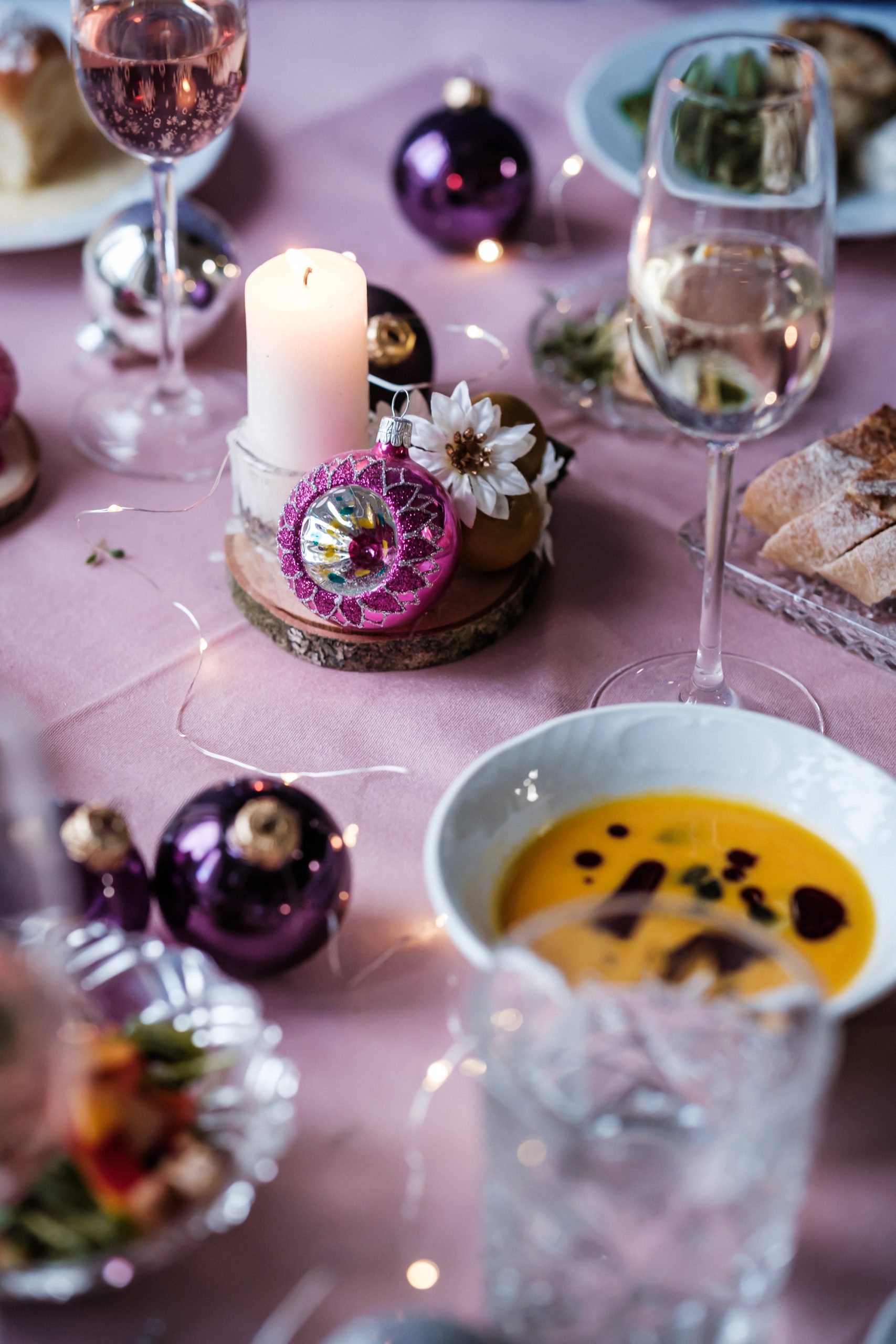 Detailaufnahme eines festlich dekorierten Tisches für Weihnachtsfeiern im Social Business Generationencafé Vollpension Wien: Eine Modern Viennese Experience.