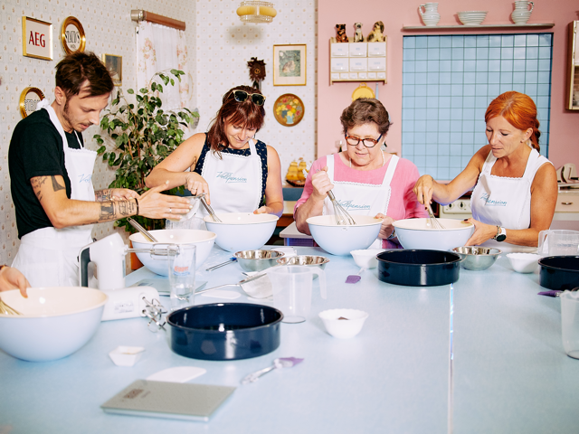 Junge Leute backen gemeinsam mit Oma in der Backschule der Vollpension