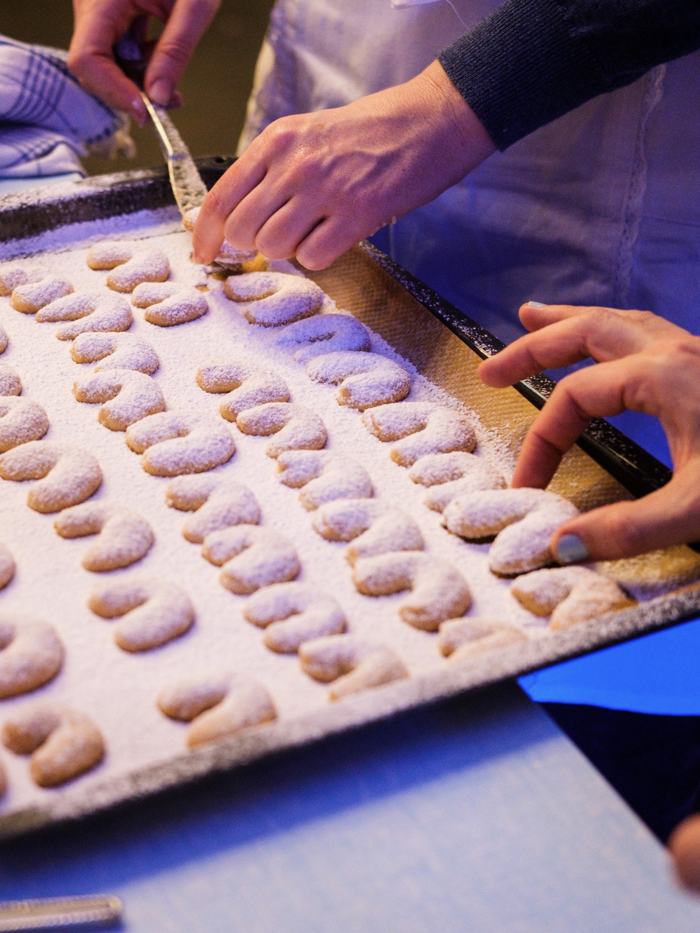 Frisch gebackene Vanillekipferl und Honiglebkuchen aus dem Keksbackkurs der Vollpension in Wien