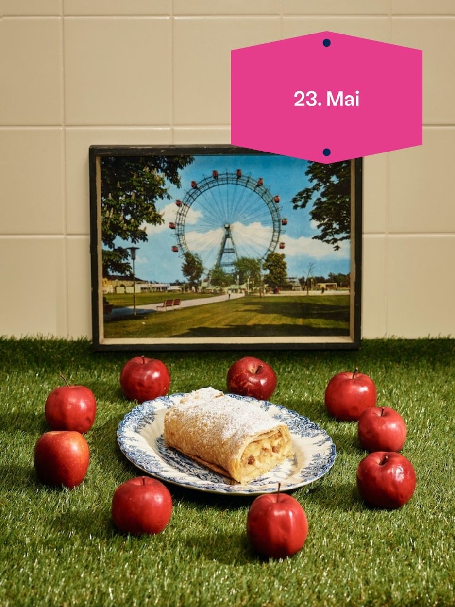 Traditionell Wiener Apfelstrudel: Strudelteig ziehen