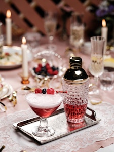 Pink Lady Cocktail aus dem Rezeptbuch der Vollpension Backademie