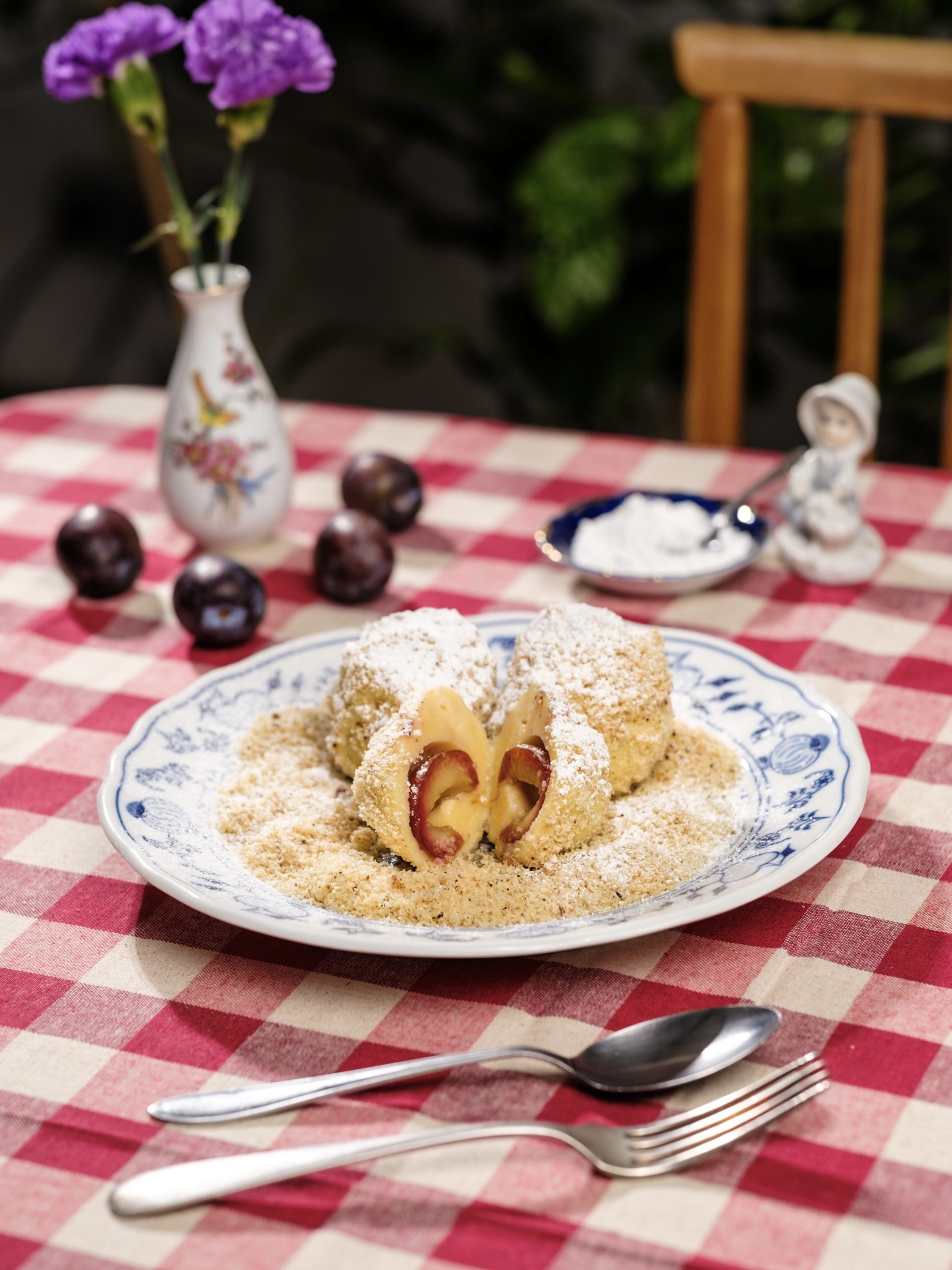 Zwetschkenknödel in goldbraunen Butterbröseln gewälzt und mit Staubzucker bestreut, nach einem Rezept der Vollpension Backademie