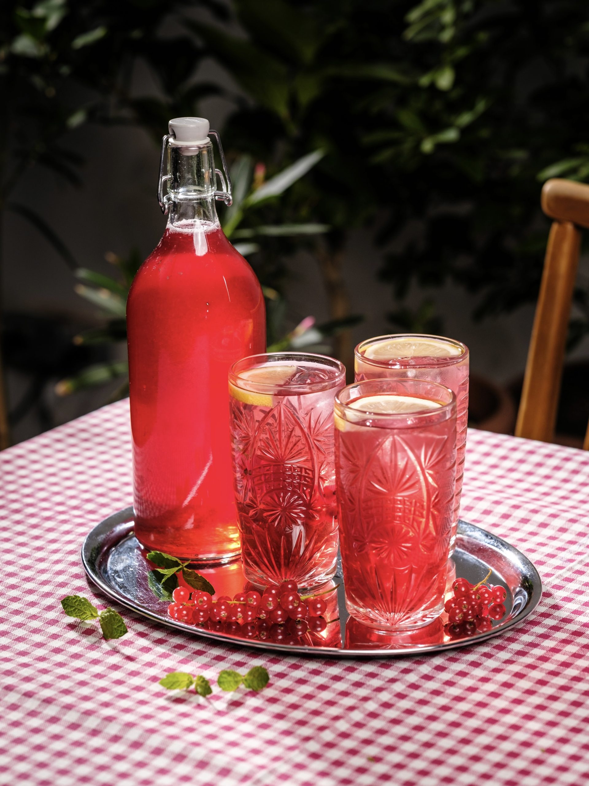 Selbstgemachter Ribiselsirup in Glasflaschen, nach einem Rezept der Vollpension Backademie