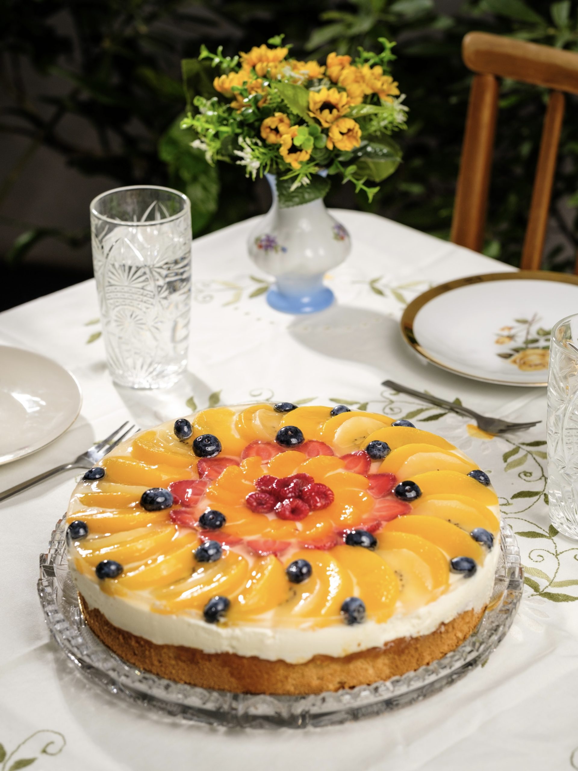Obsttorte mit Gelee, belegt mit frischen Beeren und Früchten, nach einem Rezept der Vollpension Backademie