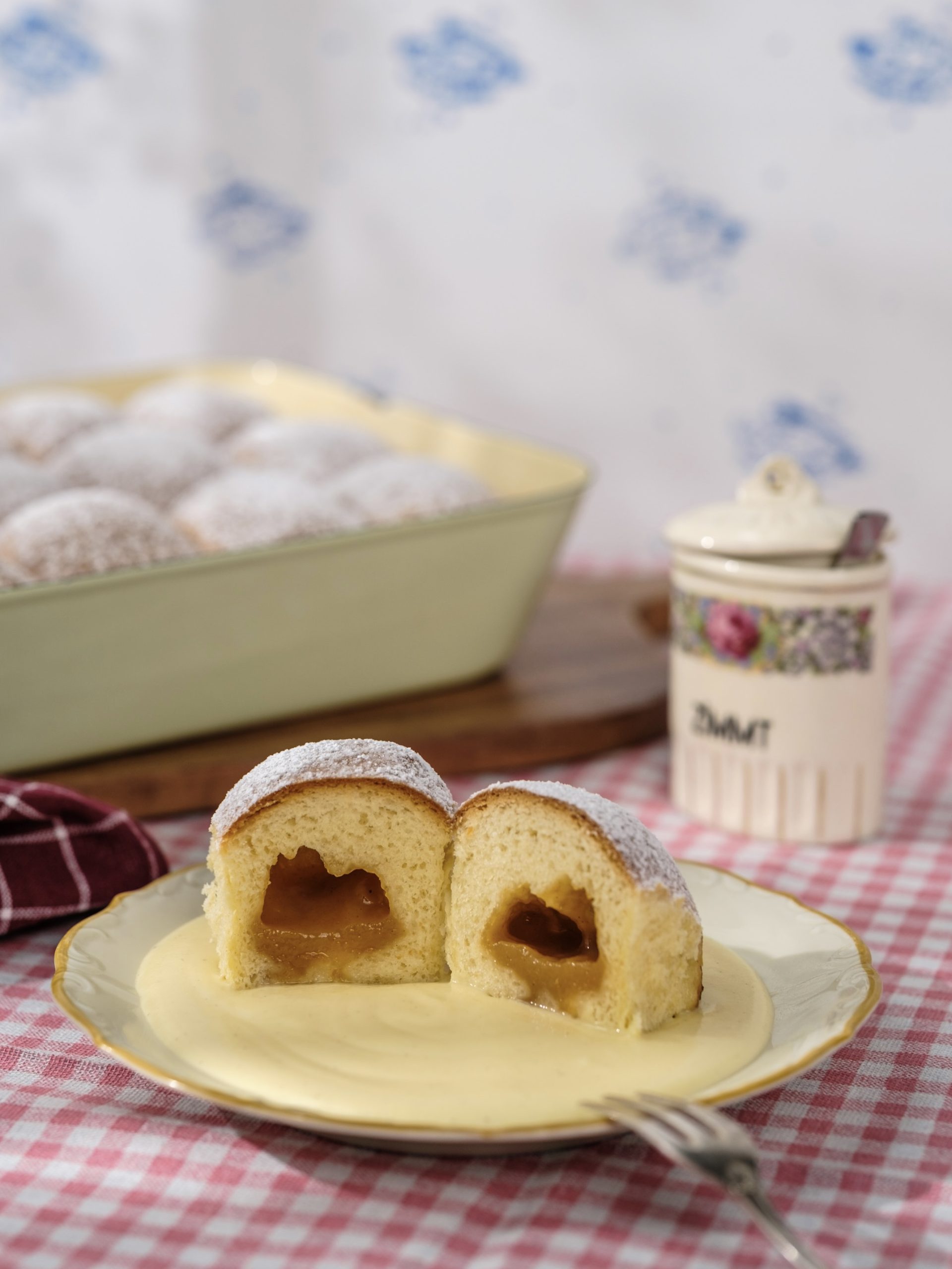 Goldbraune Apfel-Zimt-Buchteln frisch aus dem Rohr, nach einem Rezept der Vollpension Backademie