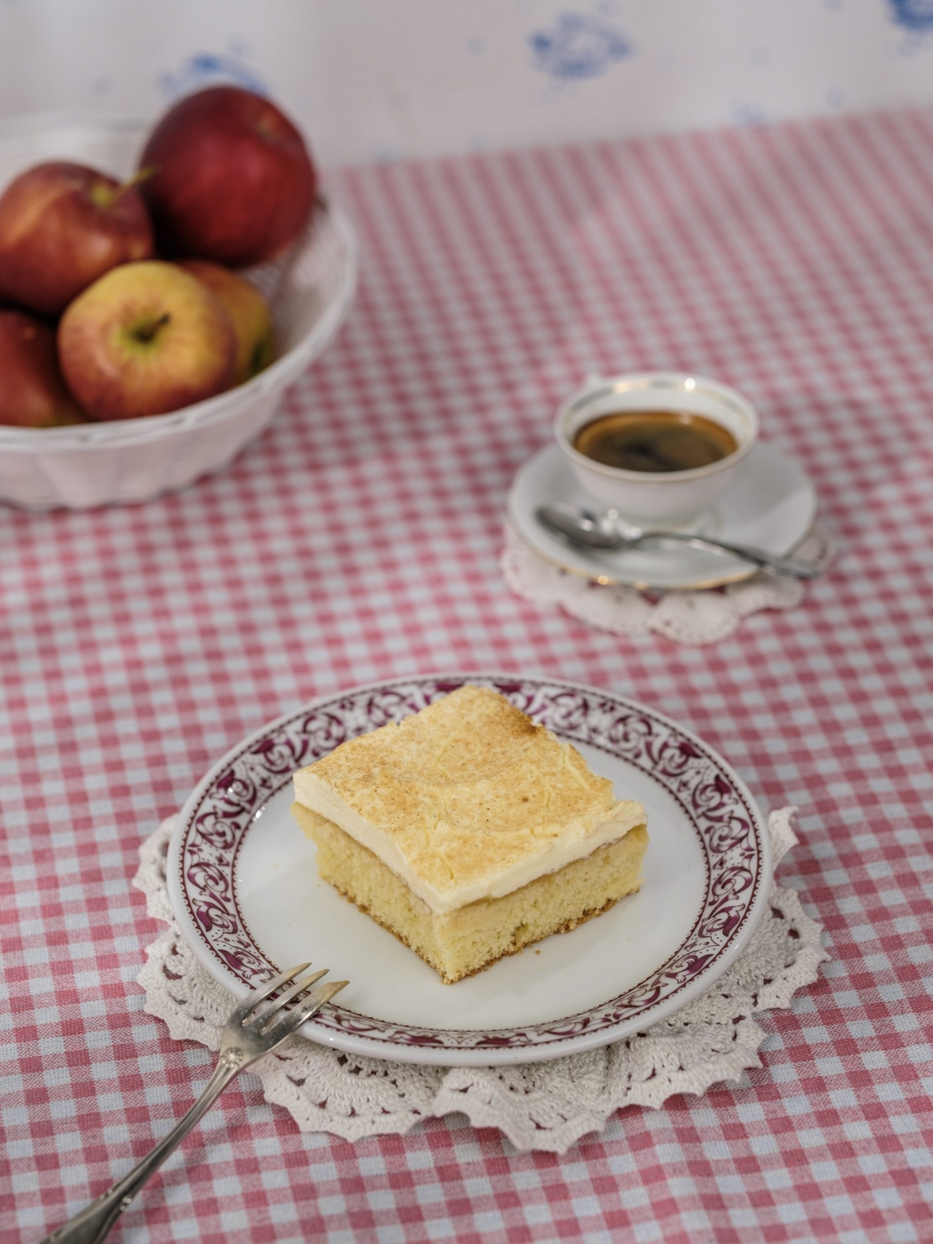 Apfelmuskuchen vom Blech mit Sauerrahm-Schlagobers-Creme und Zimt-Zucker, nach einem Rezept der Vollpension Backademie