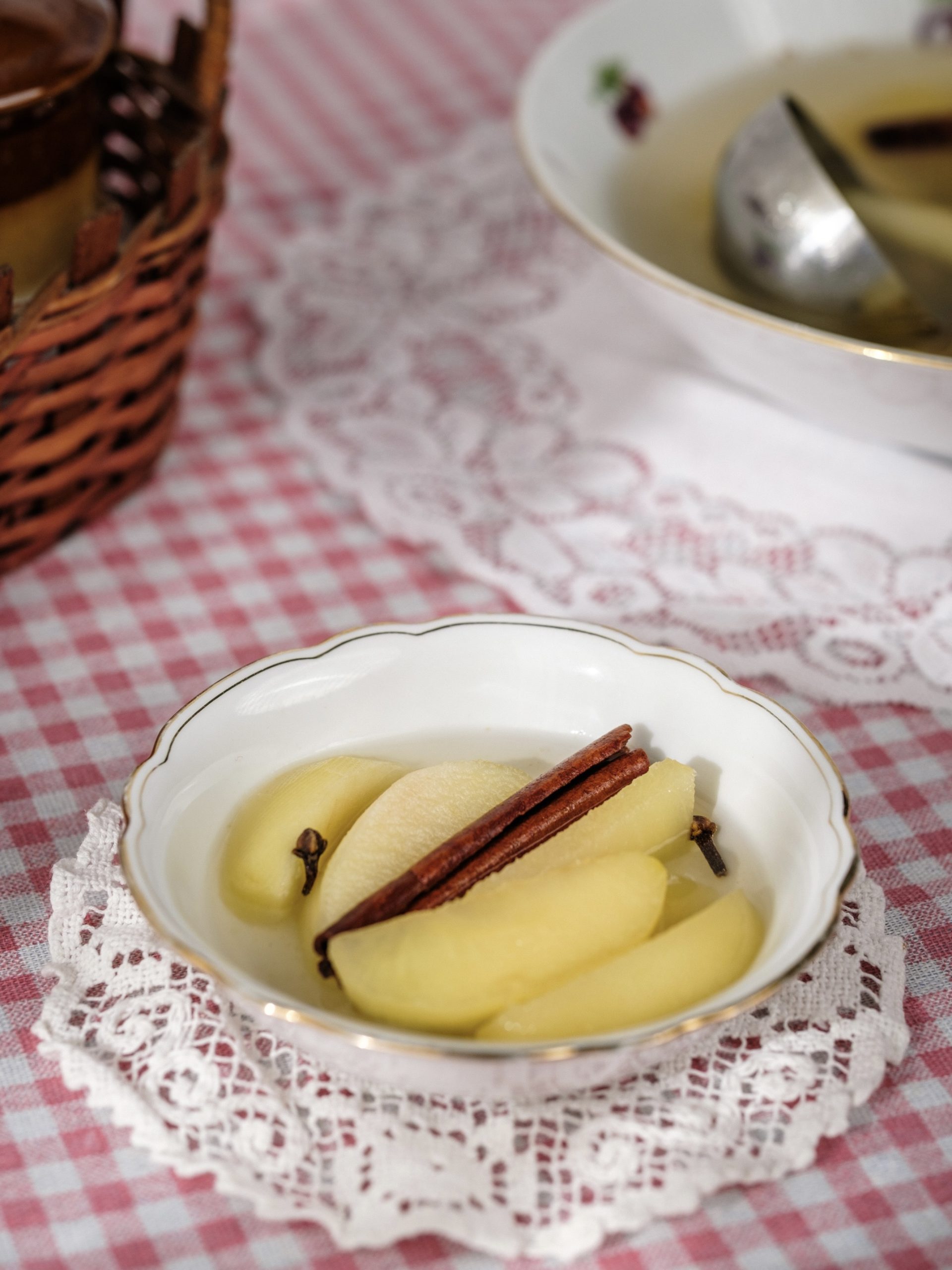 Selbstgemachtes Apfelkompott mit Zimt und Vanille in Gläsern, nach einem Rezept der Vollpension Backademie