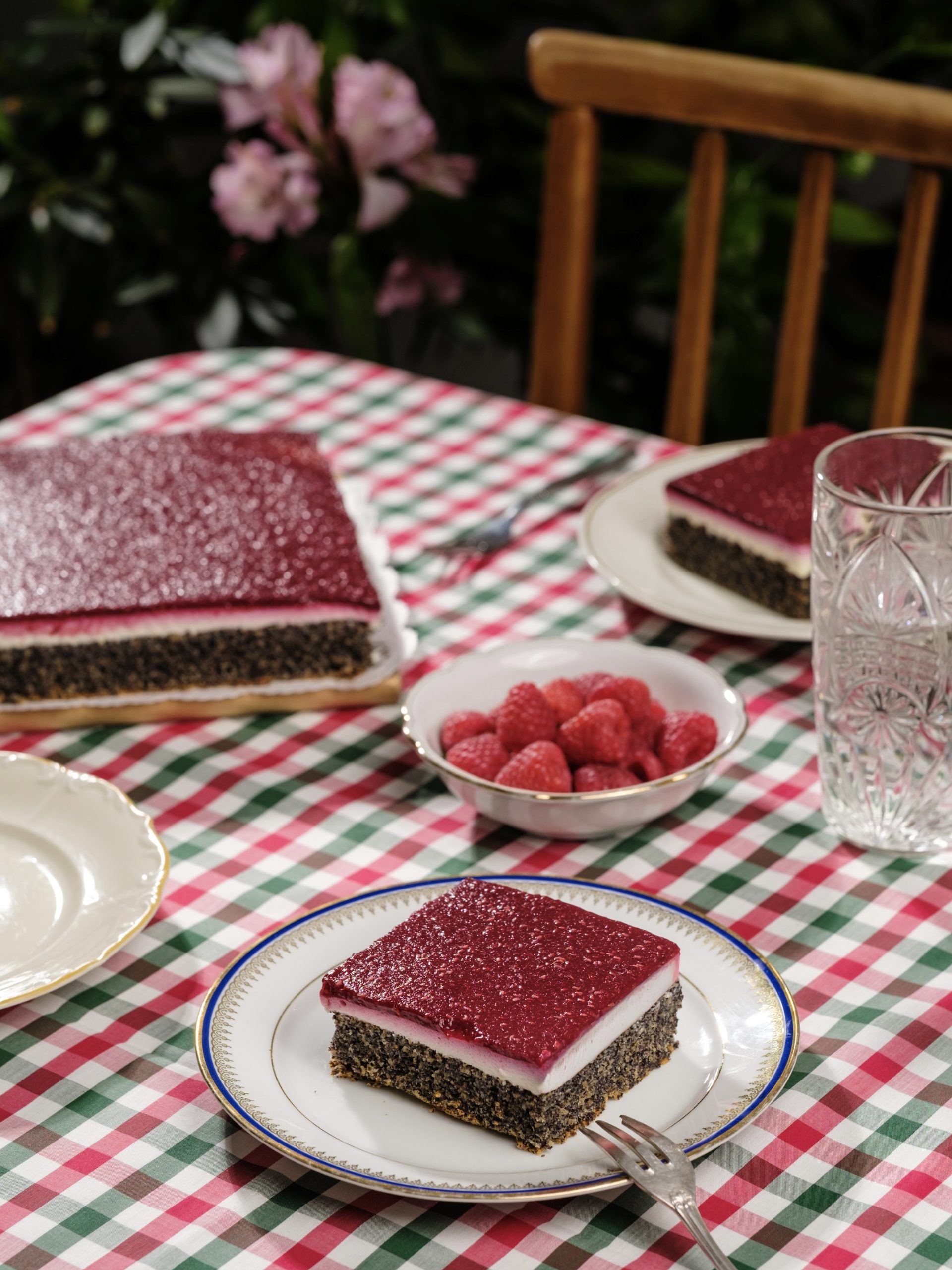 Schneewittchenschnitte mit Mohnboden, weißer Topfencreme und rotem Himbeerspiegel, nach einem Rezept der Vollpension Backademie