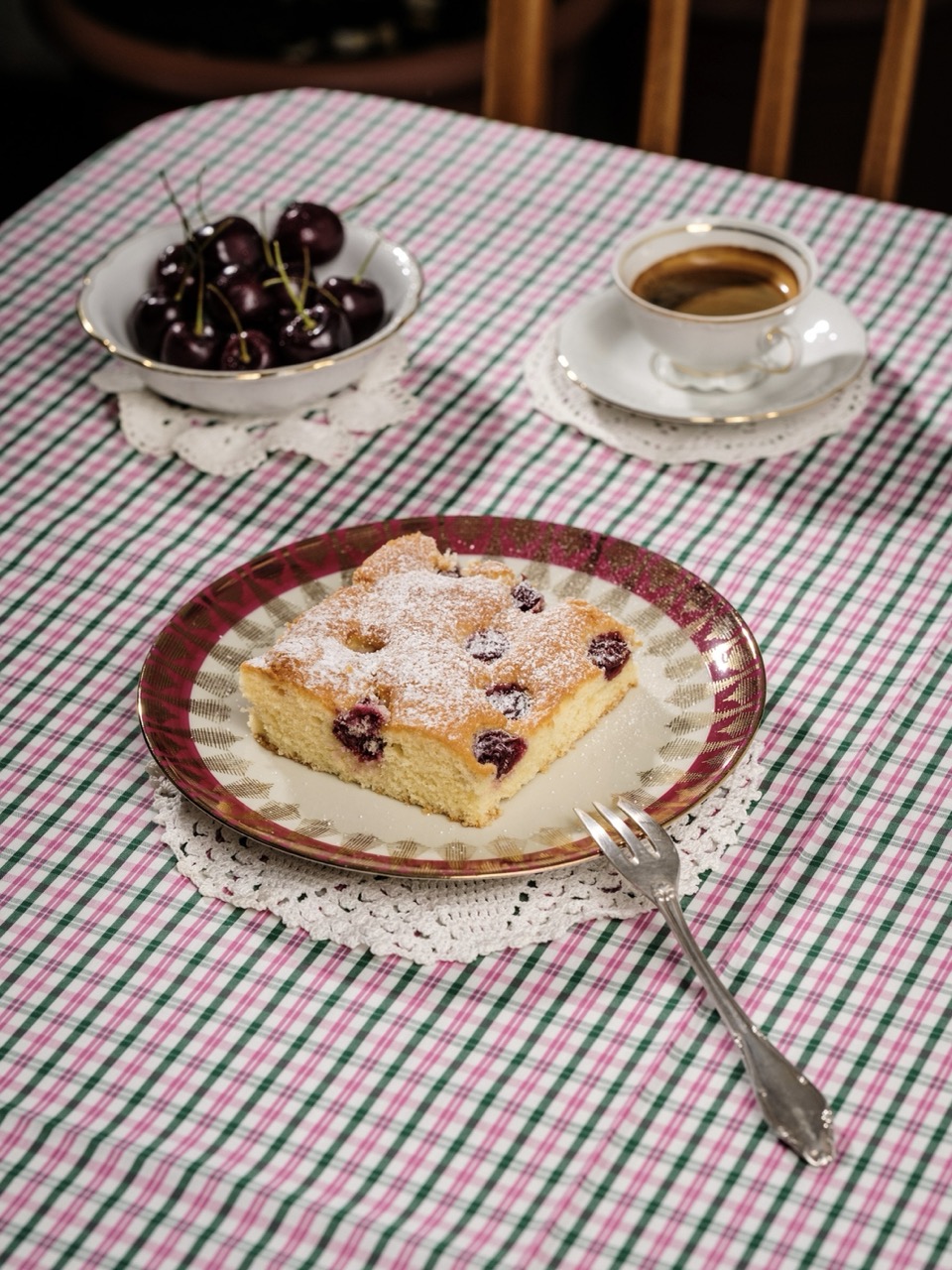 Saftiger Kirschkuchen vom Blech mit frischen Kirschen und Staubzucker, nach einem Rezept der Vollpension Backademie